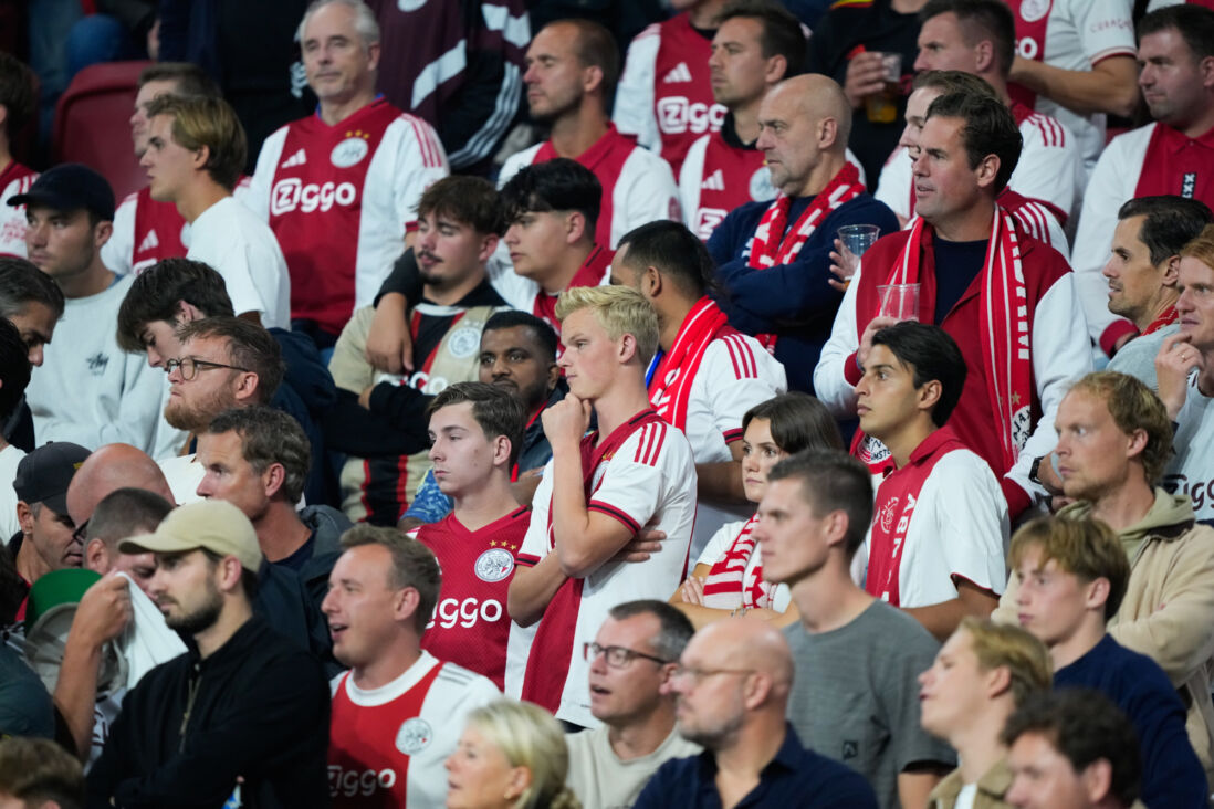 Ajax-supporters kijken naar een duel in de Champions League