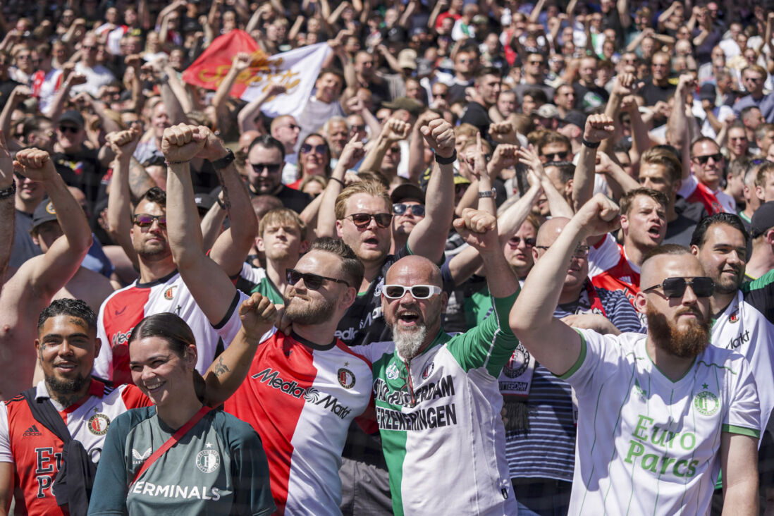 Feyenoord-supporters in de zon
