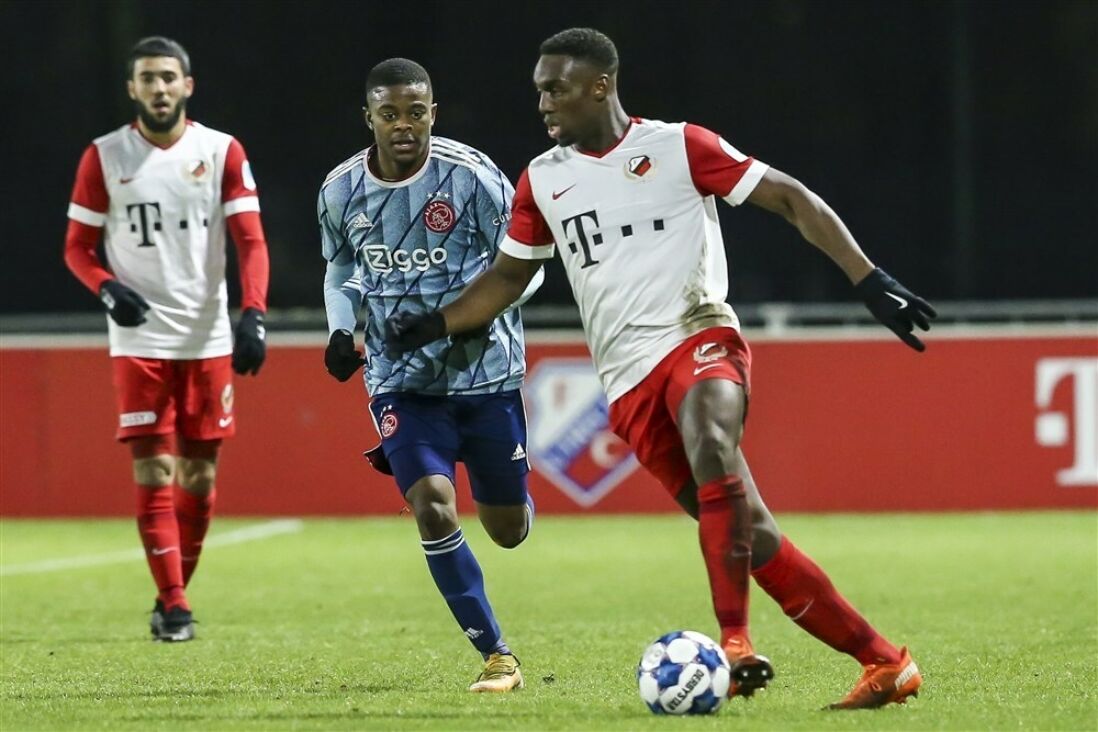 Sylian Mokono in actie voor Jong FC Utrecht