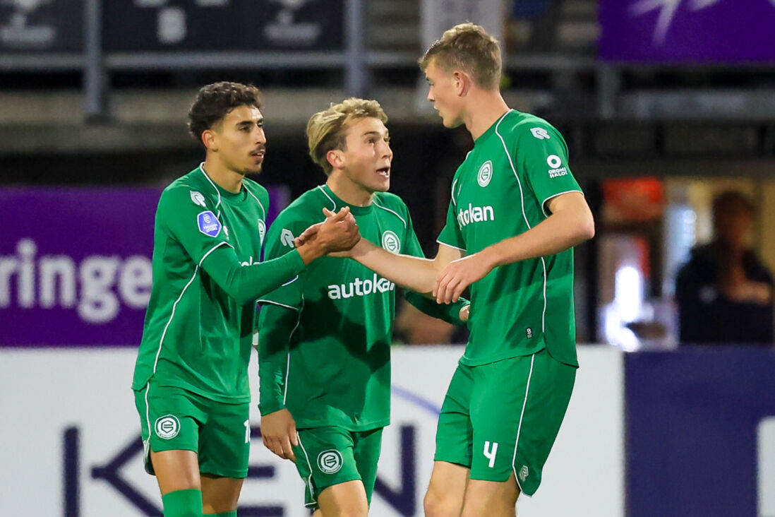Younes Taha juicht na een treffer voor FC Groningen