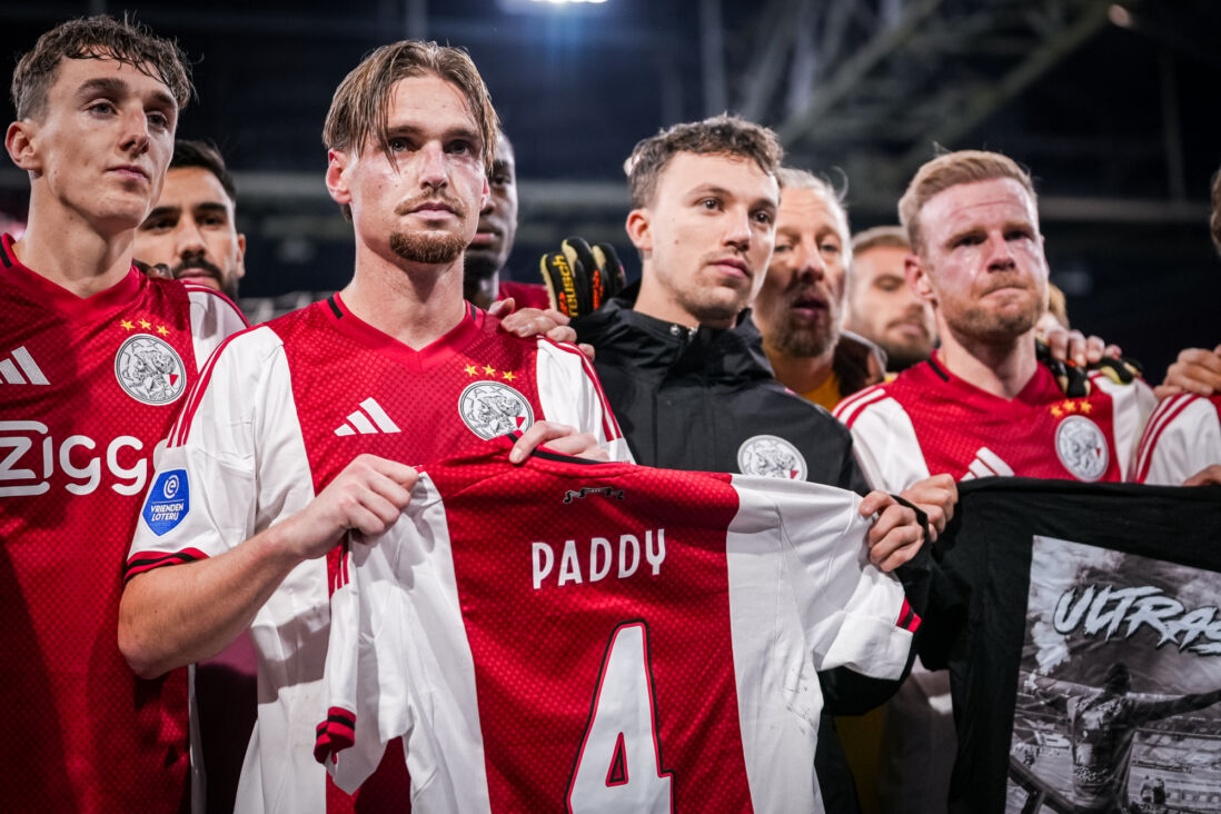 Kenneth Taylor toont met ploeggenoten van Ajax een shirt voor Paddy