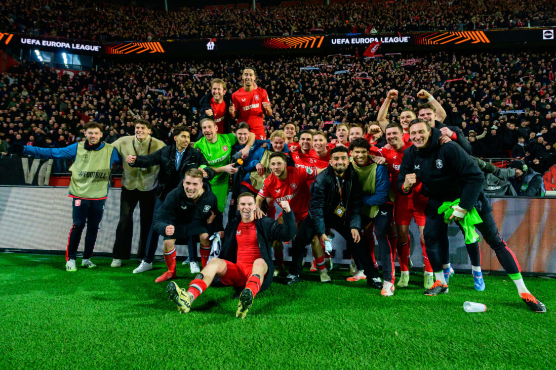 FC Twente-spelers poseren voor Vak-P na de zege tegen Besiktas