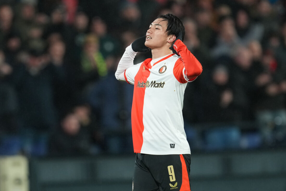 Ayase Ueda juicht in De Kuip