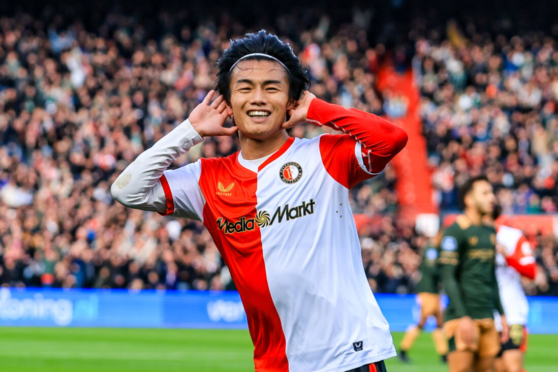 Ayase Ueda met een grote glimlach in De Kuip