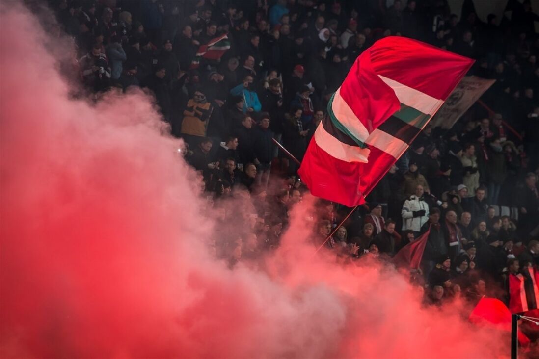 Supporters van FC Twente steken vuurwerk af