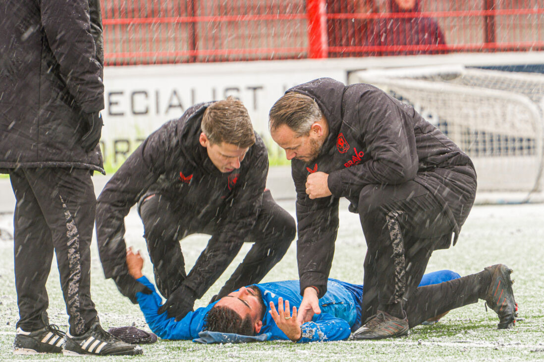 Naci Ünüvar ligt op het trainingsveld van FC Twente