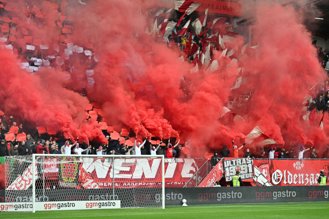 FC Twente-fans zorgen voor rode rook bij Vak-P