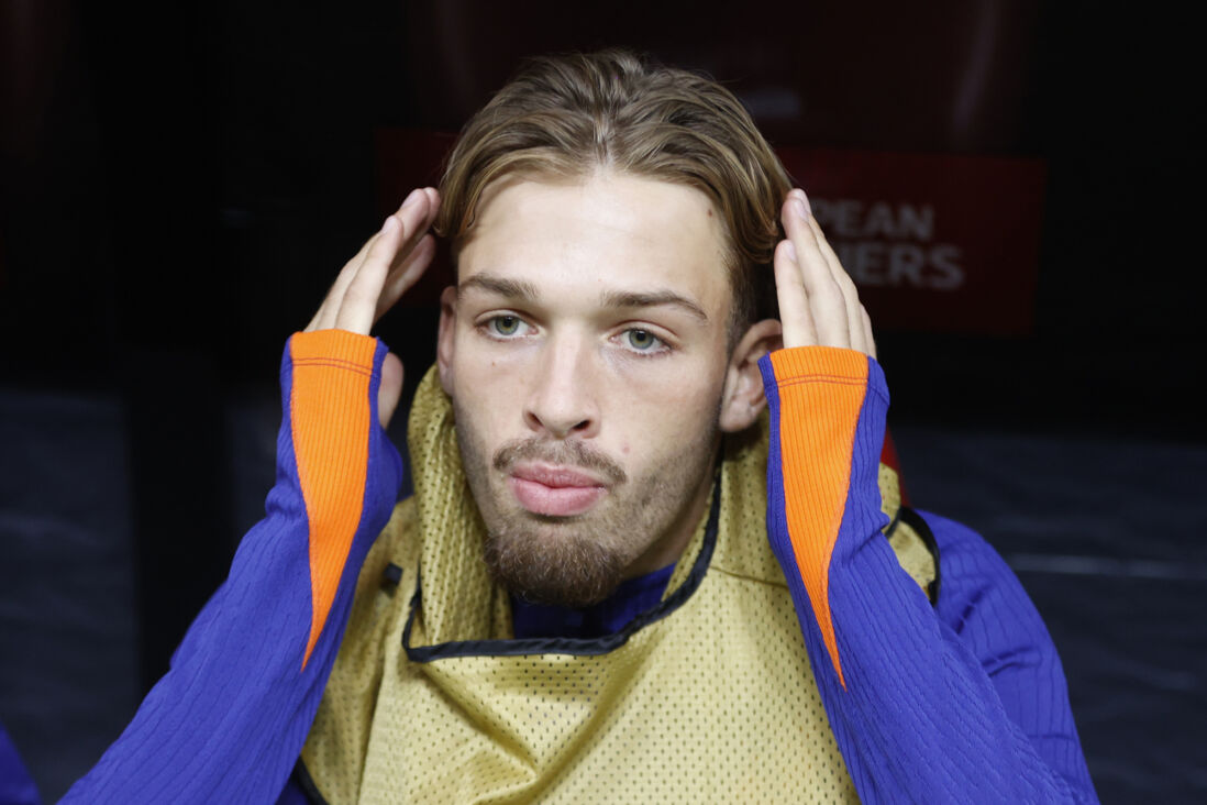 Luciano Valente op de bank bij Oranje