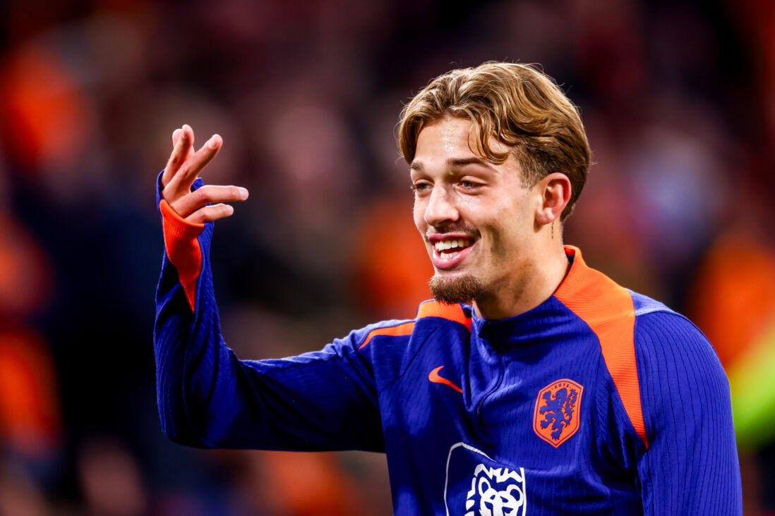Luciano Valente moet lachen bij het Nederlands elftal
