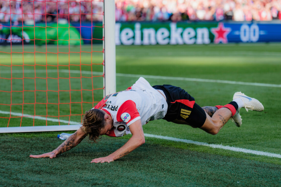 Luciano Valente valt neer op het veld in De Kuip