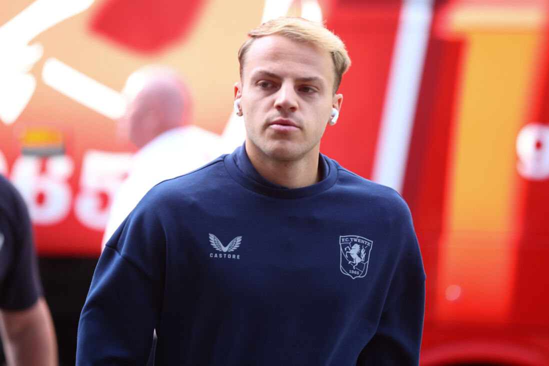 Thomas van den Belt bij de spelersbus van FC Twente