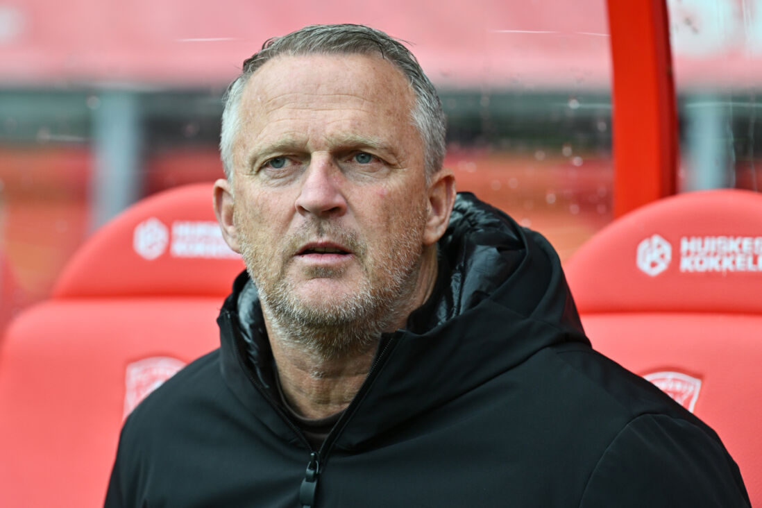 John van den Brom zit op de bank in de Grolsch Veste