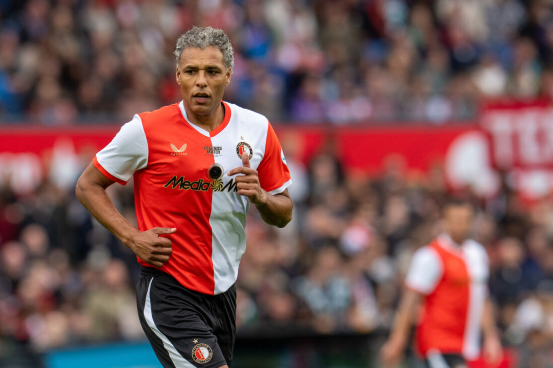 Pierre van Hooijdonk in actie met de Feyenoord Legends