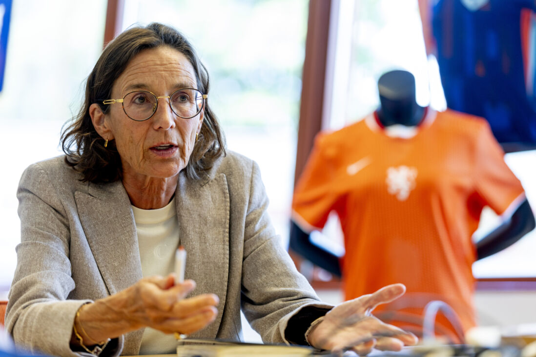 Marianne van Leeuwen namens de KNVB in Zeist