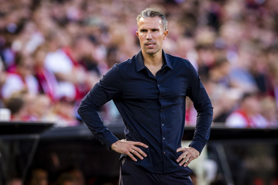 Robin van Persie voor zijn dug-out in De Kuip