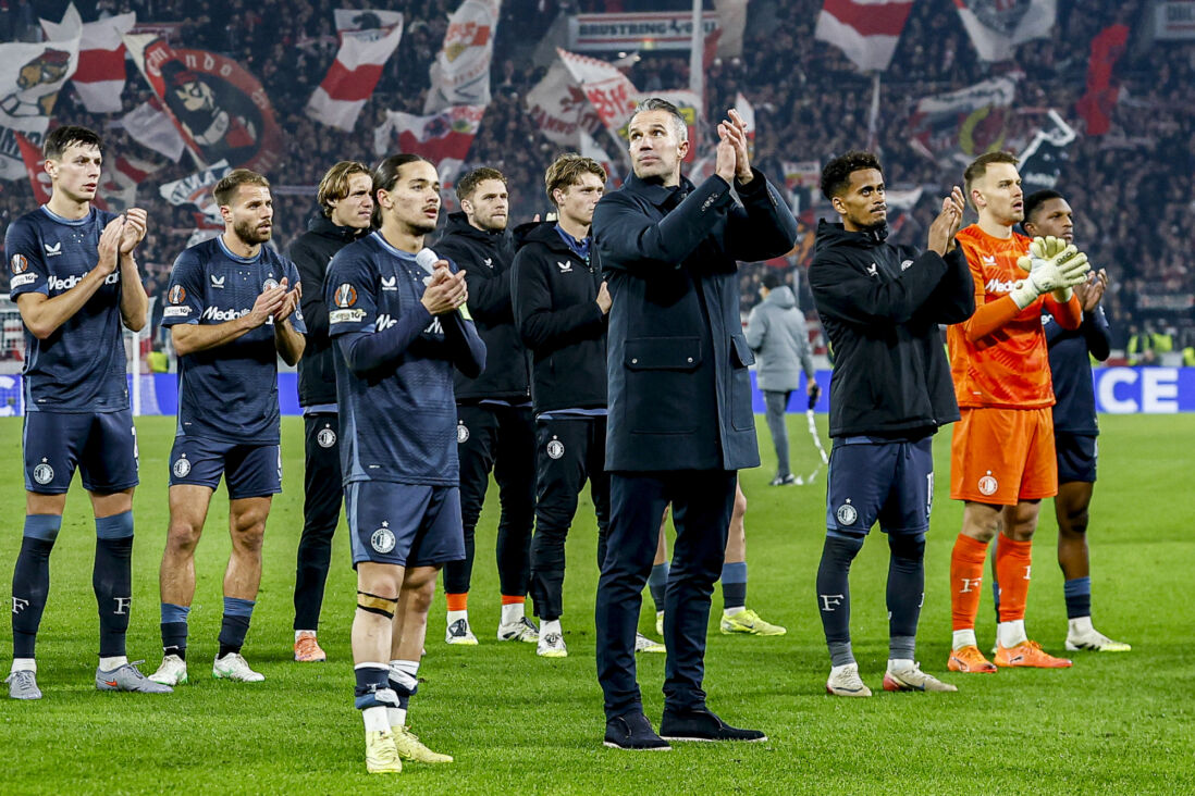 Robin van Persie bedankt de Feyenoord-fans in het uitvak