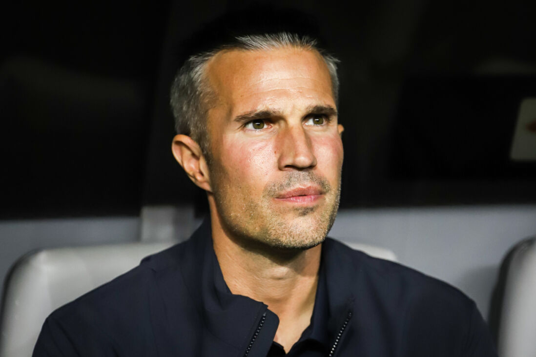 Robin van Persie kijkt toe vanuit de dug-out