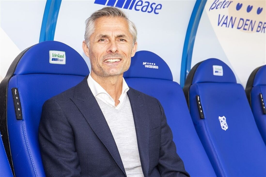 Kees van Wonderen in de dug-out van SC Heerenveen