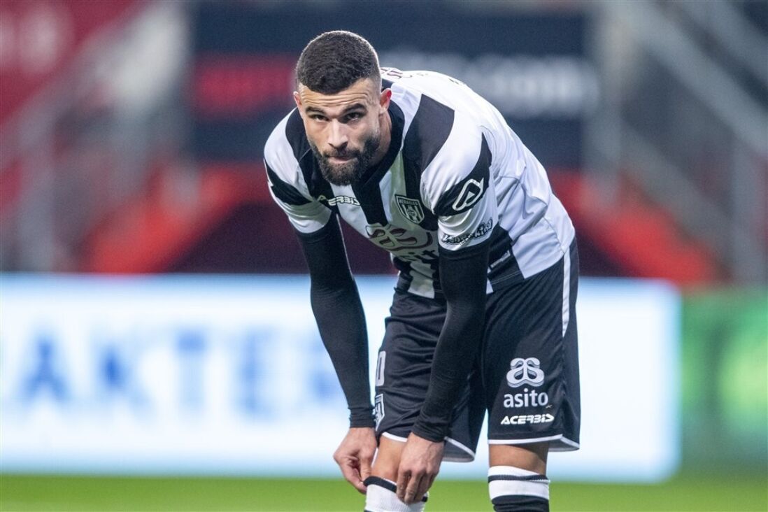Rai Vloet in actie tijdens de derby tegen FC Twente
