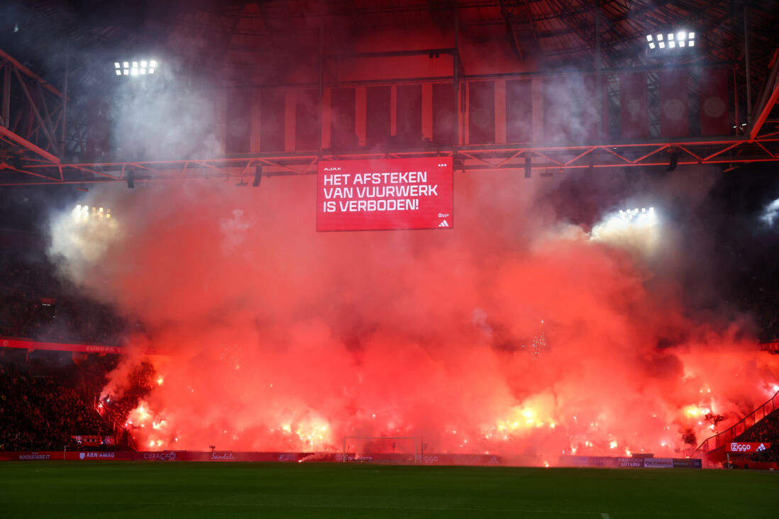 Veel vuurwerk op de F-Side bij het duel tussen Ajax en FC Groningen