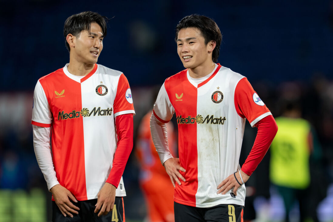 Tsuyoshi Watanabe en Ayase Ueda na een duel van Feyenoord in De Kuip