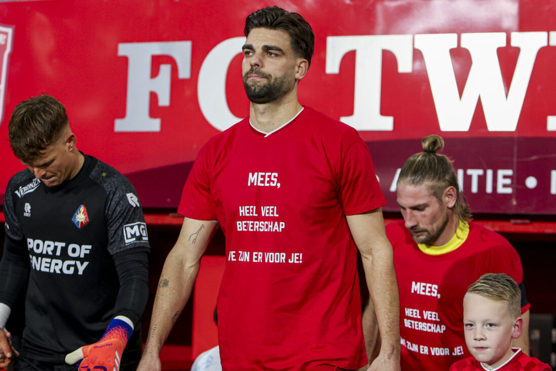 Robin Pröpper draagt een shirt met een steunbetuiging voor Mees Hilgers