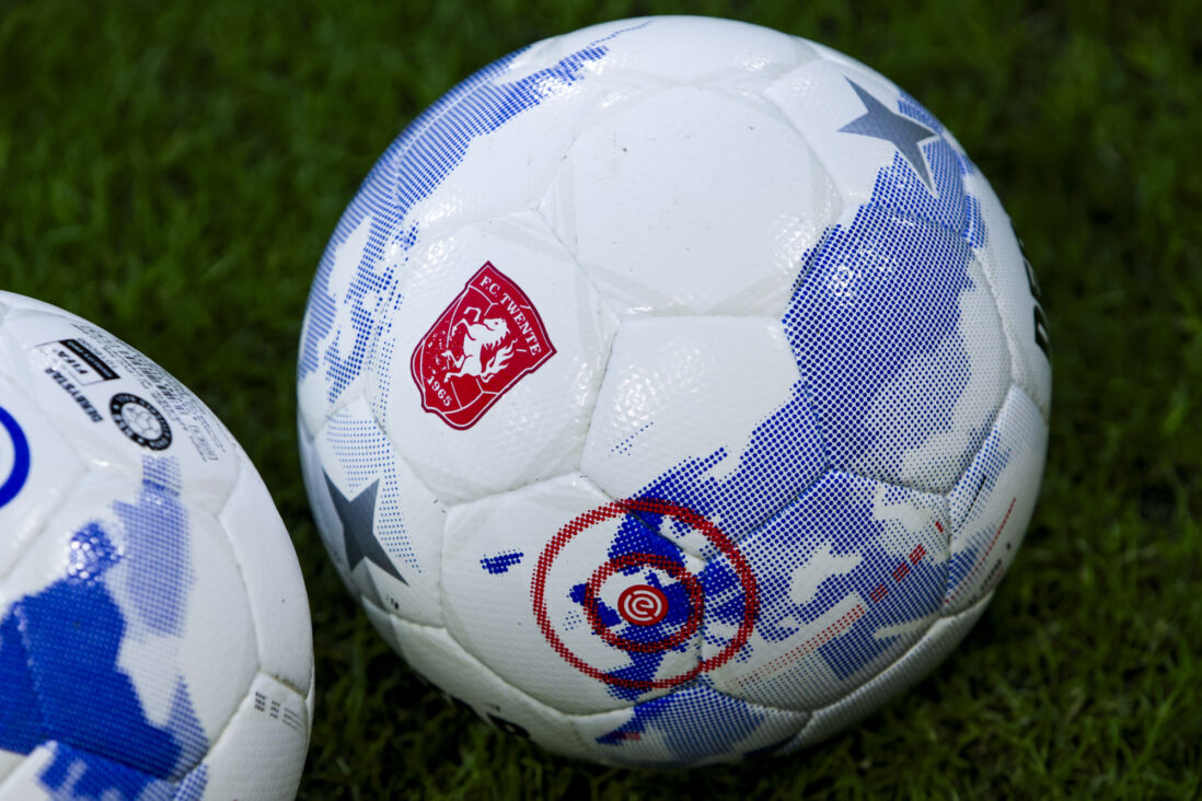 Een bal met het FC Twente-logo
