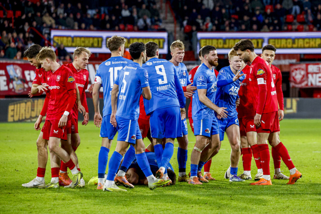 Een opstootje tijdens FC Twente - AZ