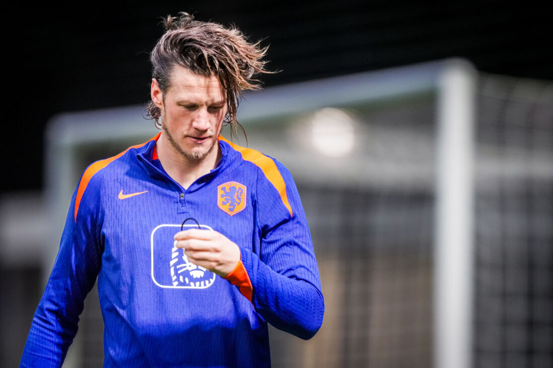 Wout Weghorst doet zijn haarband af