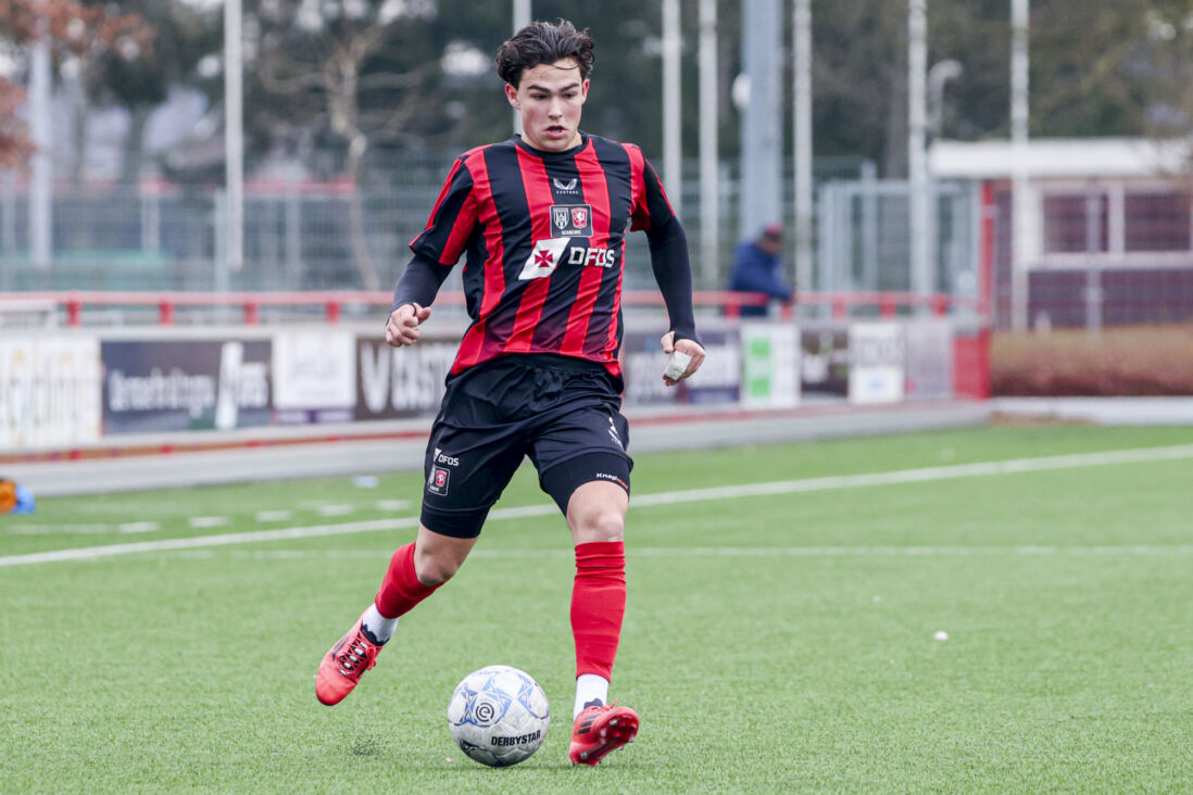 Jeppe Weinreder aan de bal in Hengelo