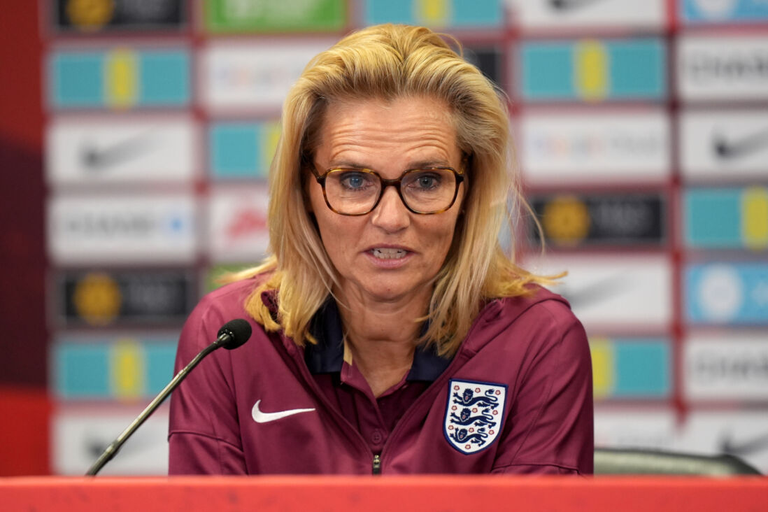Sarina Wiegman op een persconferentie