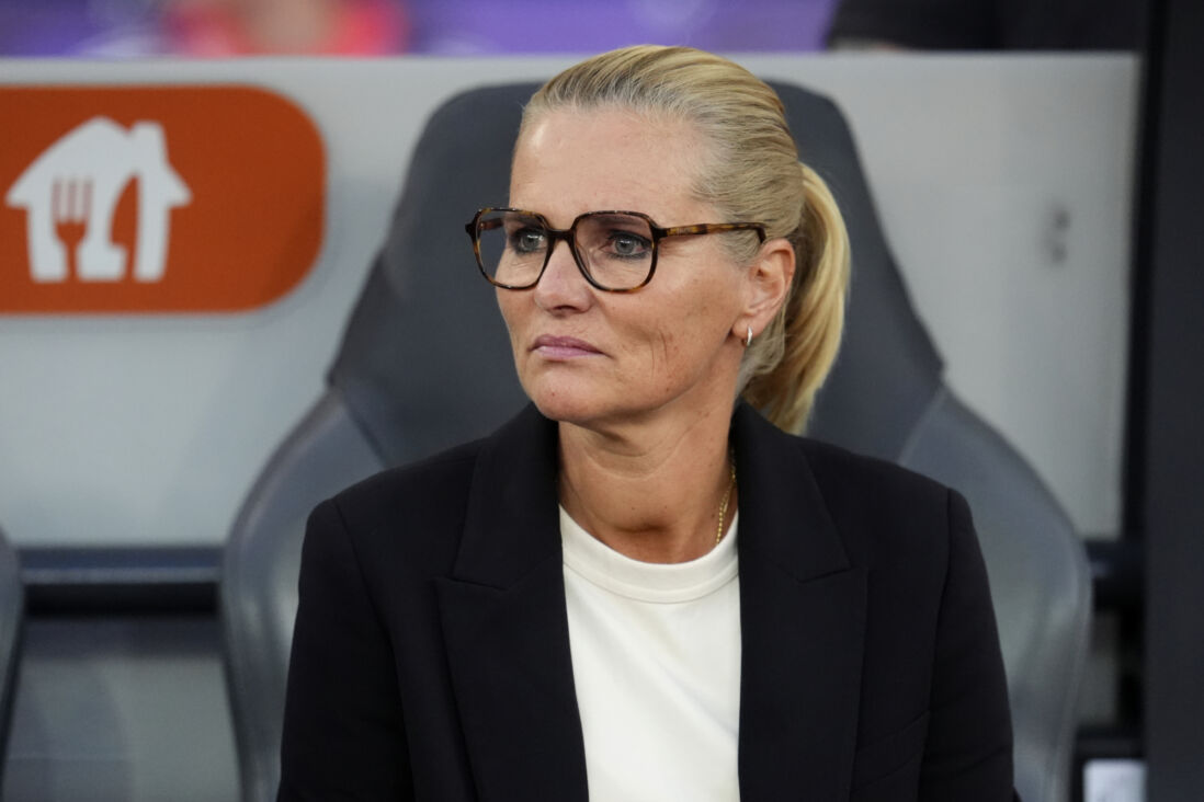 Sarina Wiegman kijkt toe