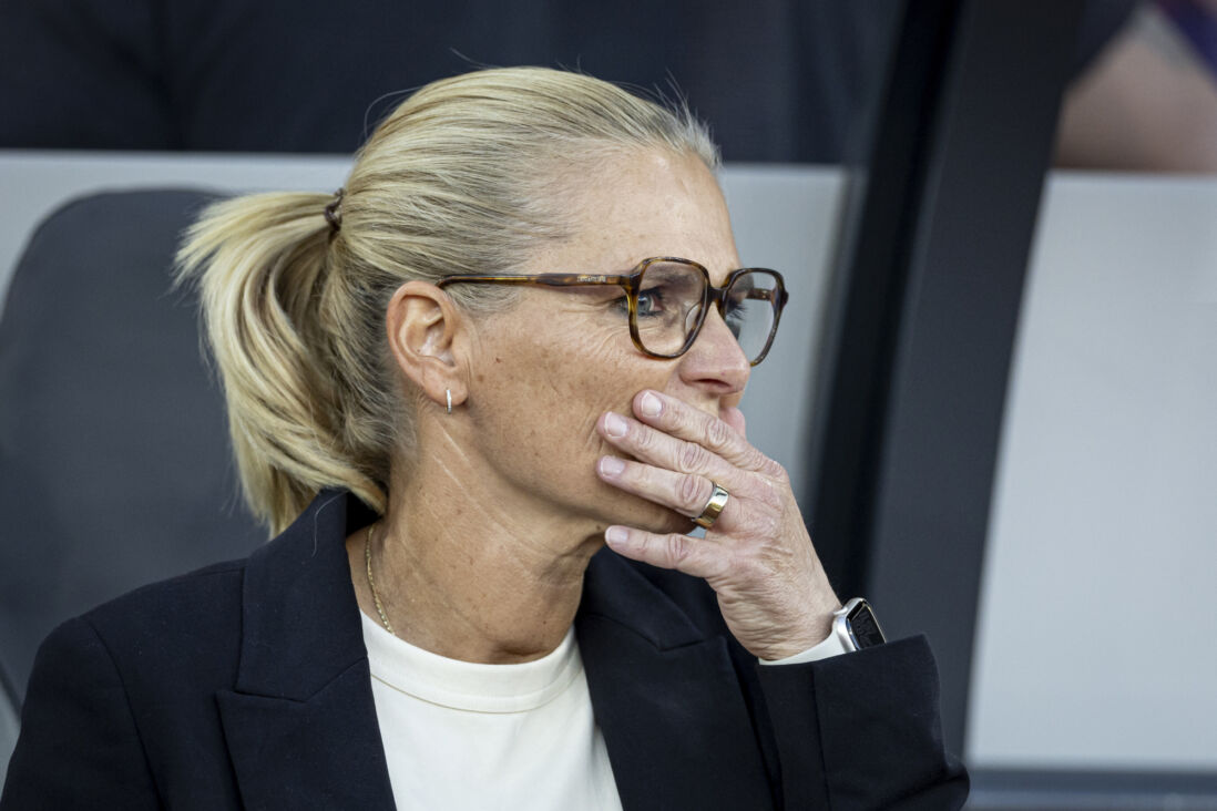 Sarina Wiegman tijdens Engeland - Zweden