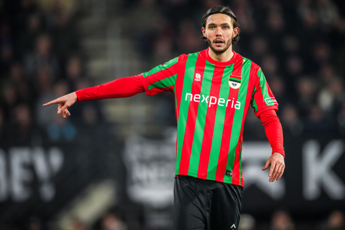 Willum Willumsson geeft aanwijzingen bij NEC