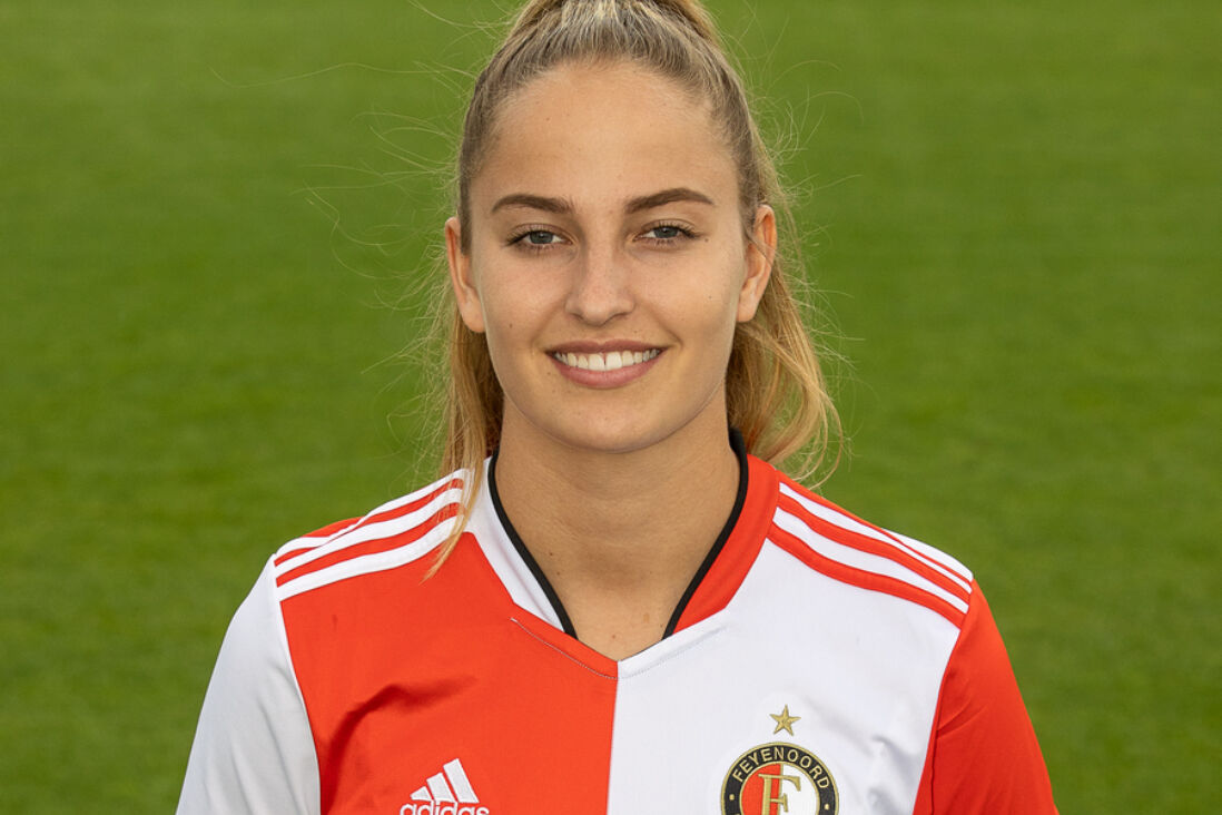 Yara Helderman in het shirt van Feyenoord