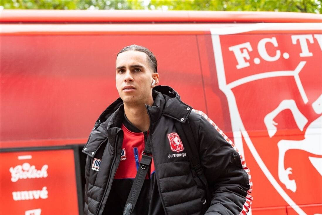 Ramiz Zerrouki bij de spelersbus van FC Twente