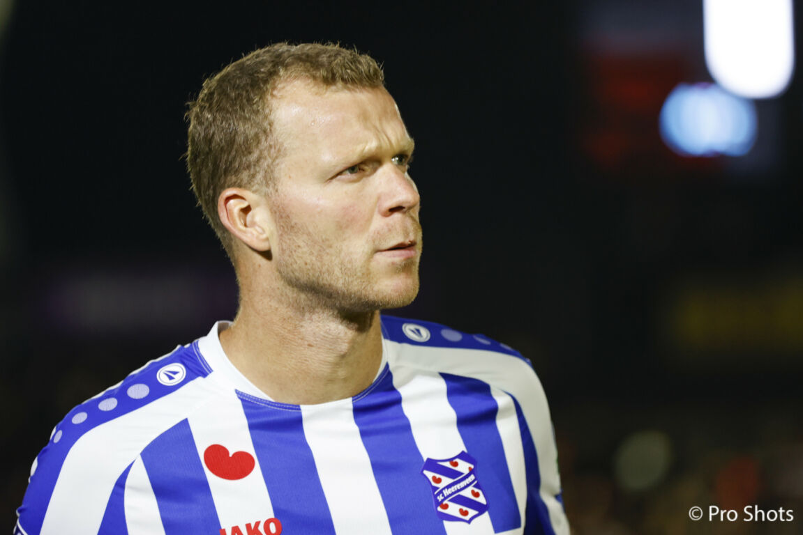 Henk Veerman met een stoïcijnse blik tijdens het bekerduel met AFC.