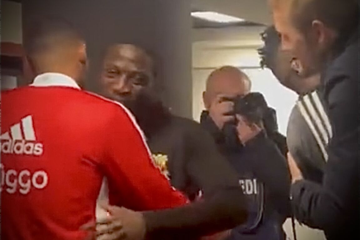 Sébastien Haller en Jacob Mulenga begroeten elkaar in de catacombe van Ajax