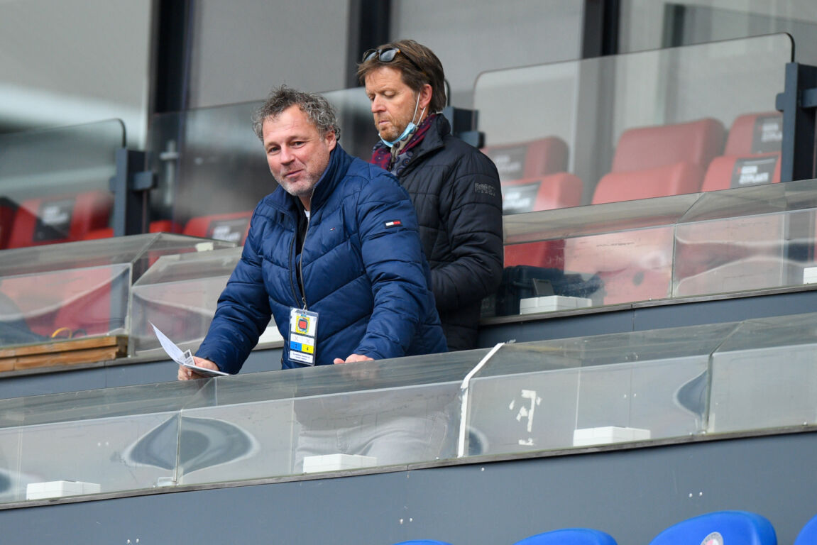 Mikos Gouka op de tribune in De Kuip