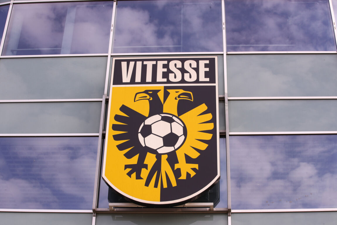 Het logo van Vitesse op het Gelredome