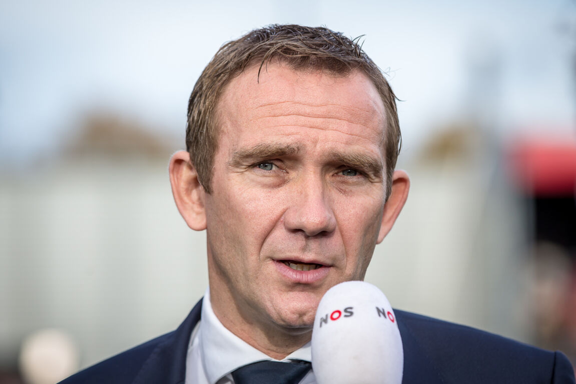 Ferry de Haan voor de microfoon van de NOS