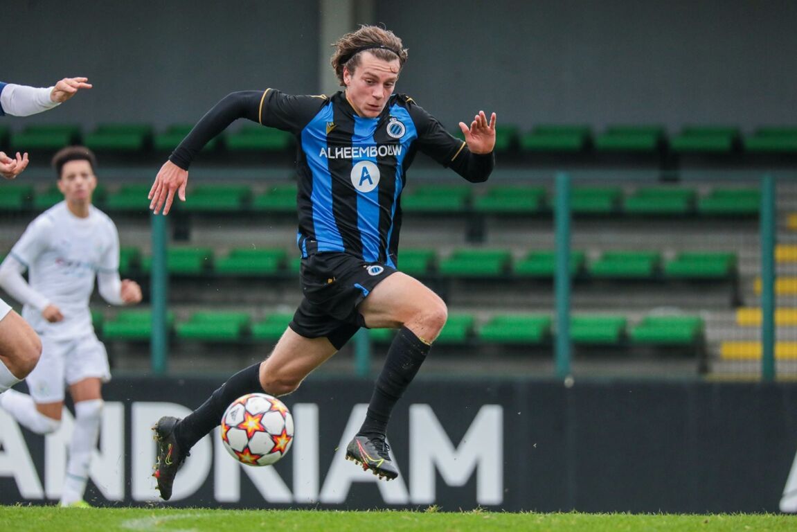 Denzel de Roeve in actie tegen Manchester City