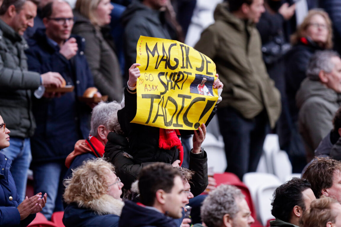 Een Ajax-fan vraagt om het shirt van Dusan Tadic