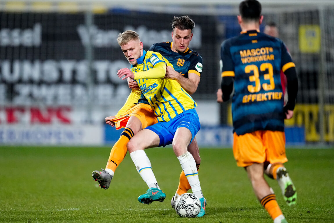 Jens Odgaard in gevecht om de bal met Nick Bakker