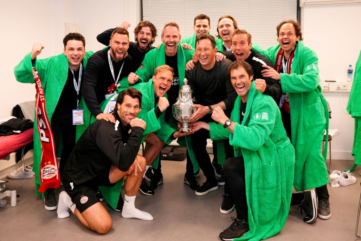 De technische staf van PSV viert de winst van de TOTO KNVB Beker in 2022, met Jens Wissing links naast de beker