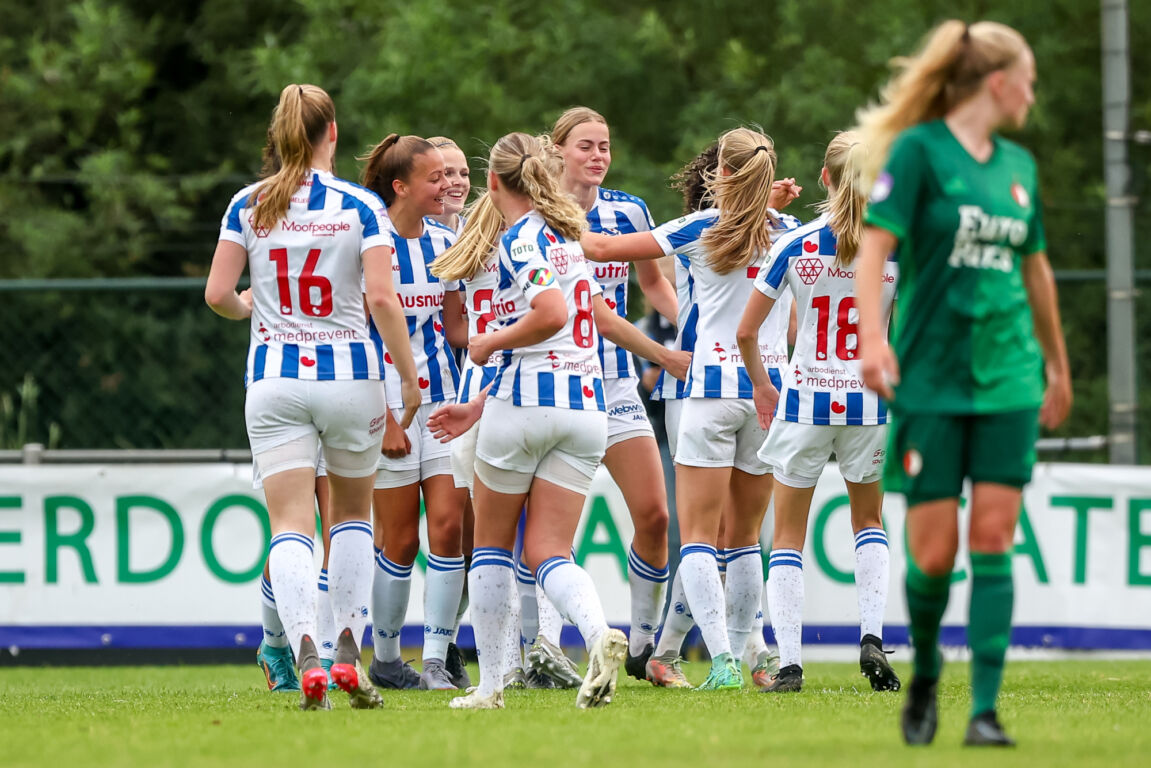 SC Heerenveen juicht na een goal tegen Feyenoord