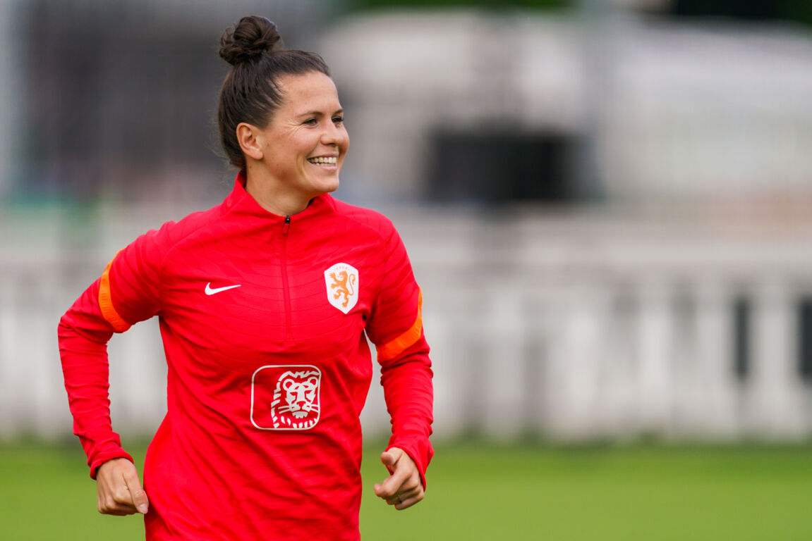 Merel van Dongen op de training van de OranjeLeeuwinnen