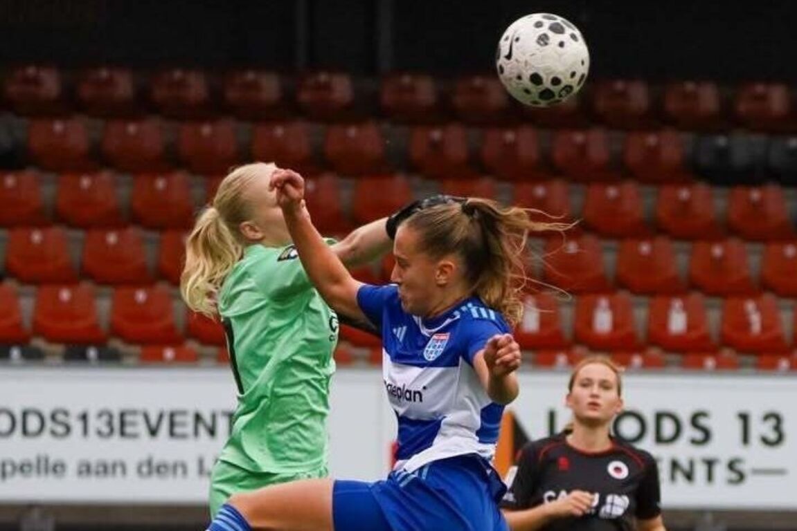 Sophie Frankena (Excelsior) bokst een bal weg tegen PEC Zwolle