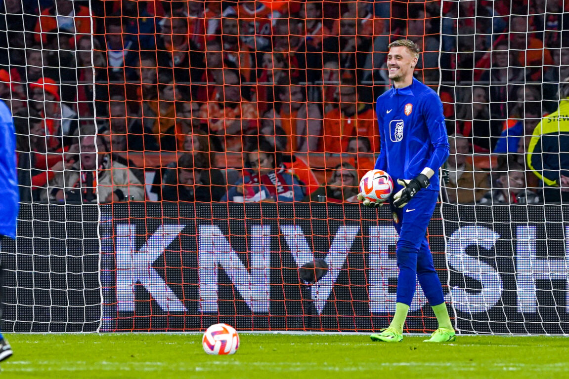 Andries Noppert tijdens de warming-up van Oranje