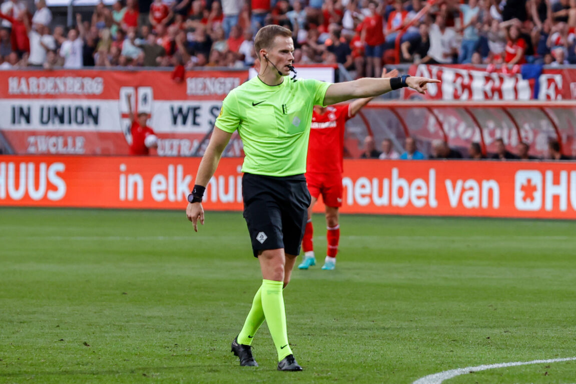 Scheidsrechter Jannick van der Laan wijst naar de stip